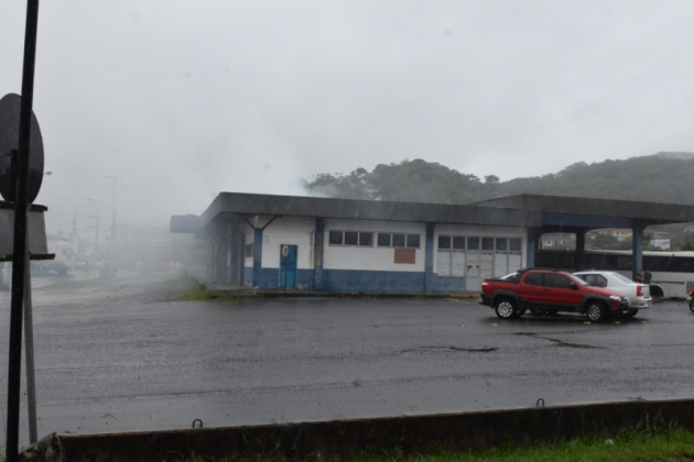Incêndio atinge parte do terminal rodoviário no Acaraí