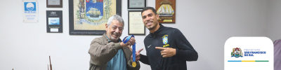 Lucão, campeão mundial de beach soccer, é recebido com festa em São Francisco do Sul